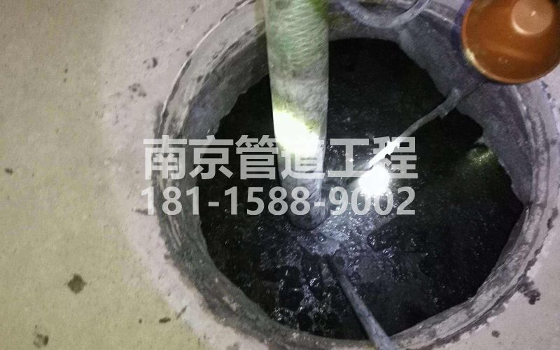 216白鹭清理化粪池