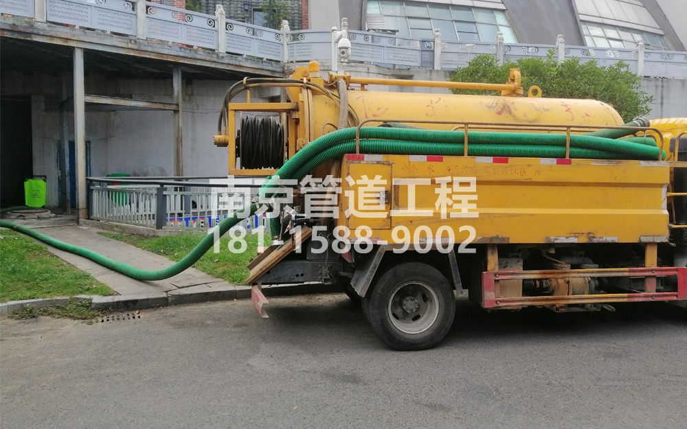 277白鹭商场隔油池吸污