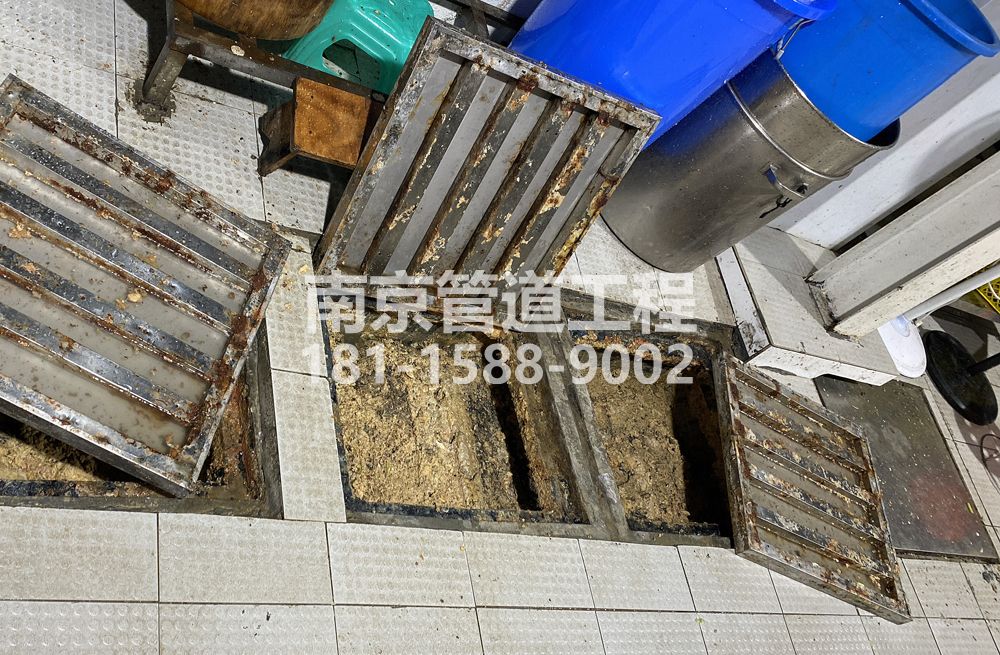 278白鹭城管中队食堂隔油池清理