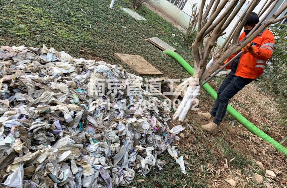 315白鹭化粪池垃圾清理